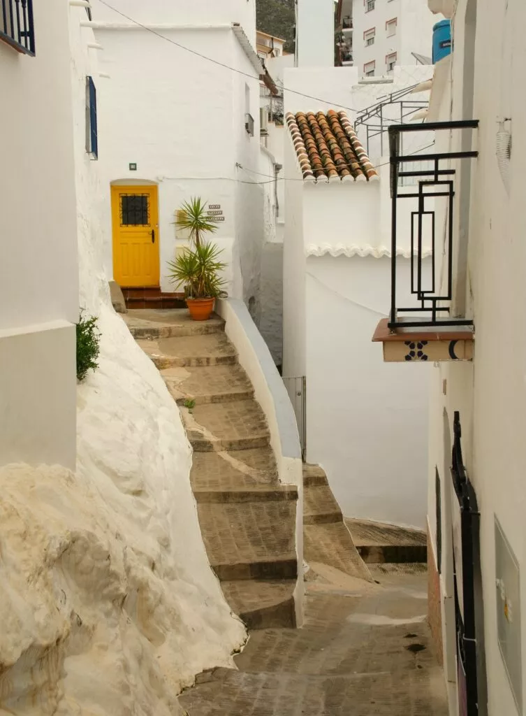 competa que voir et visiter ruelle etroite dans le village