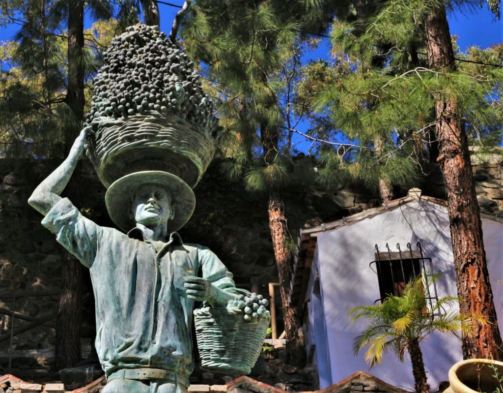 El Borge estatua vinedos moscatel