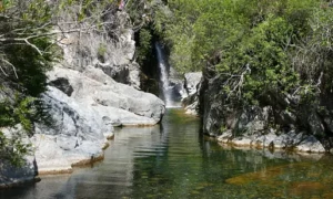Dans une rivière de la Costa del Sol avec une cascade