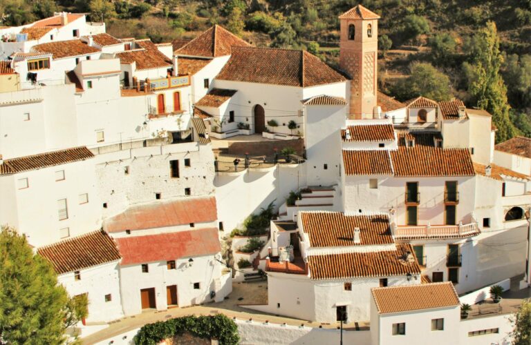 visiter salares : le village avec le minaret, en Axarquia