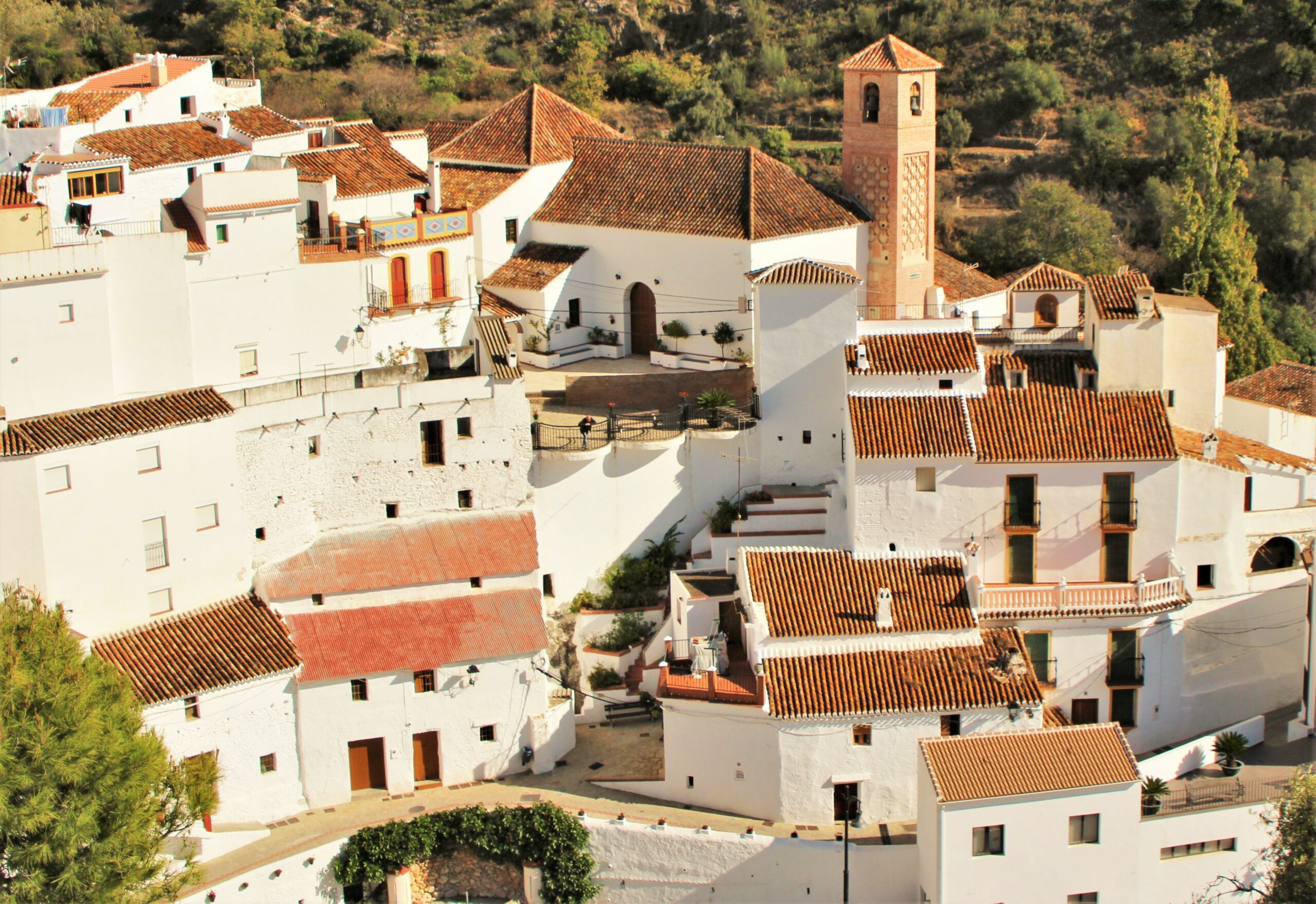 visiter salares : le village avec le minaret, en Axarquia