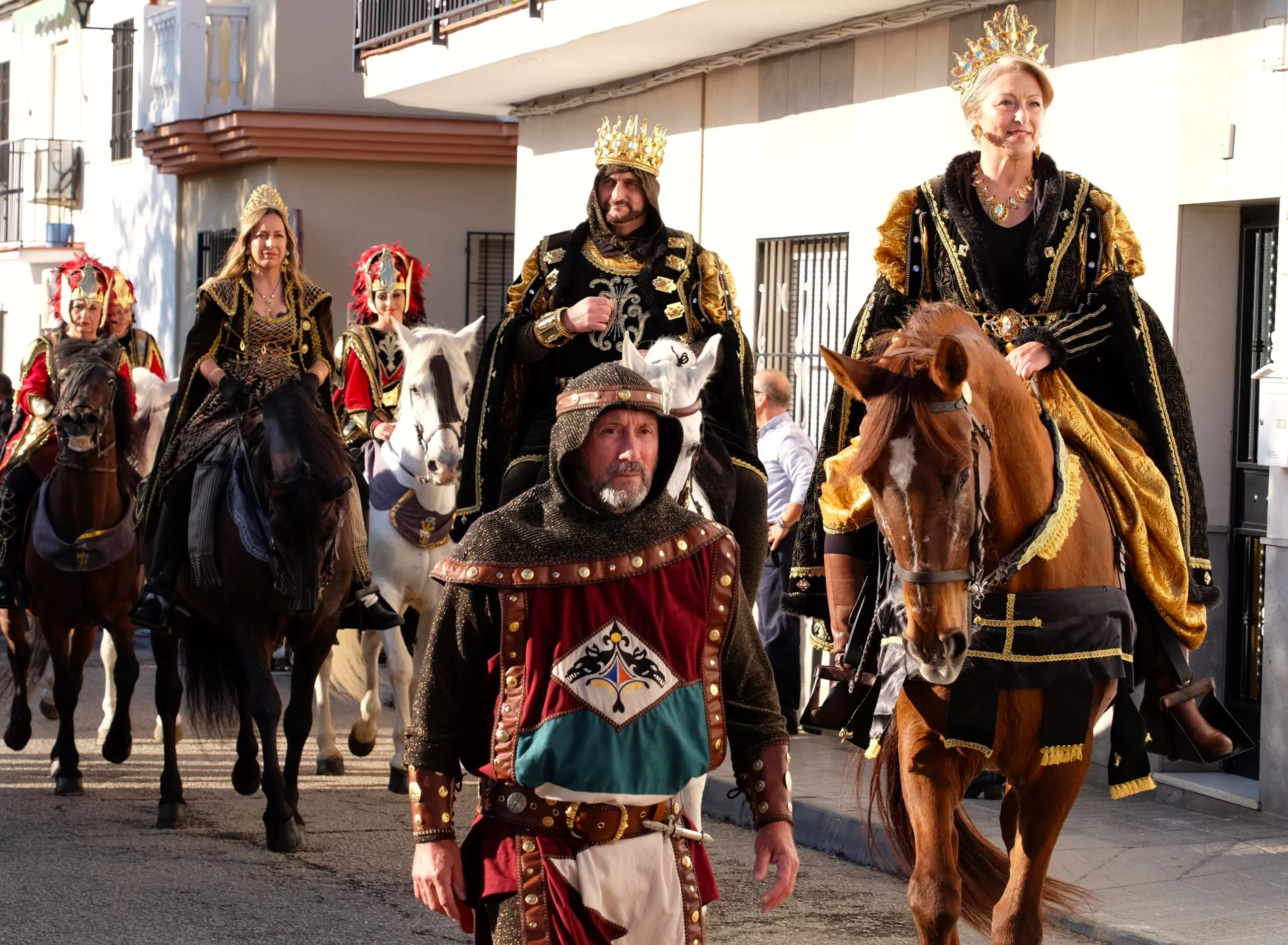 Vélez-Málaga conmemora el legado de los Reyes Católicos y Cruces de Mayo.