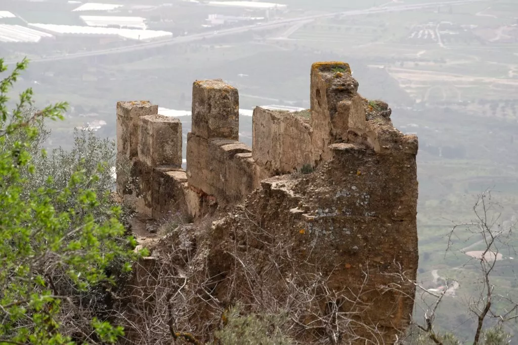 rastros del castillo alcazar fortaleza de bentomiz en arenas