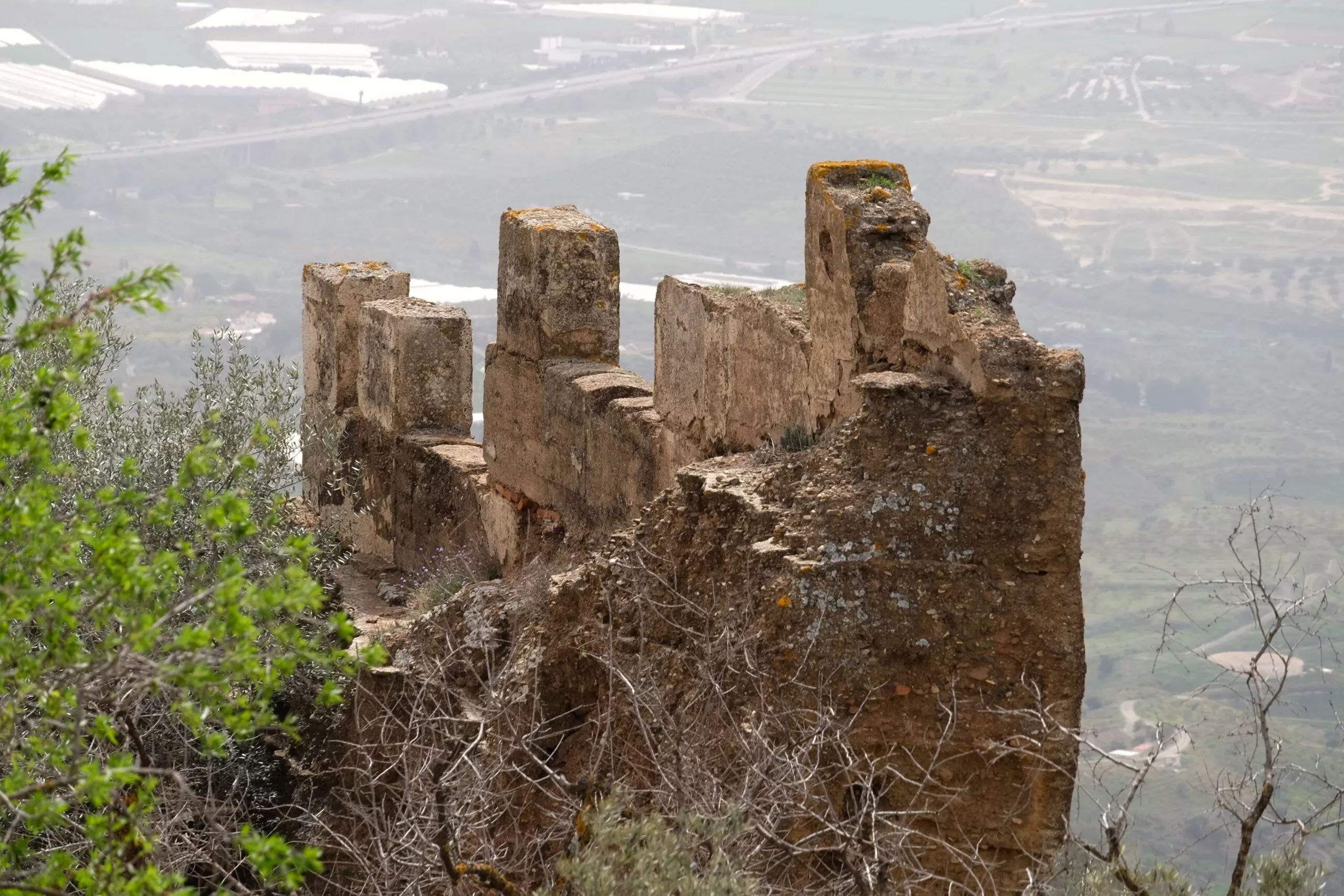 rastros-del-castillo-alcazar-fortaleza-de-bentomiz-en-arenas