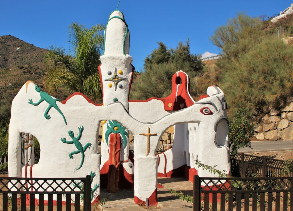 sayalonga que voir : monument de la paix à l'entrée du village