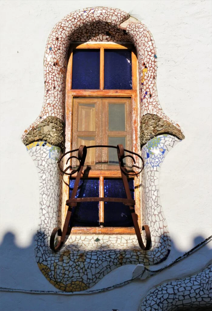 Archez ventana estilo gaudi