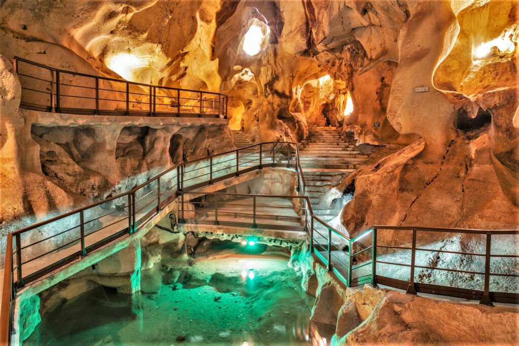 Vue de la grotte sous-marine, la grotte du trésor à Rincon de la Victoria en Andalousie