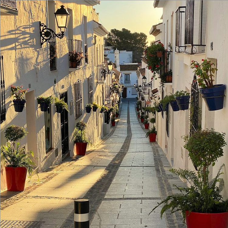 Une rue dans Mijas l'après-midi