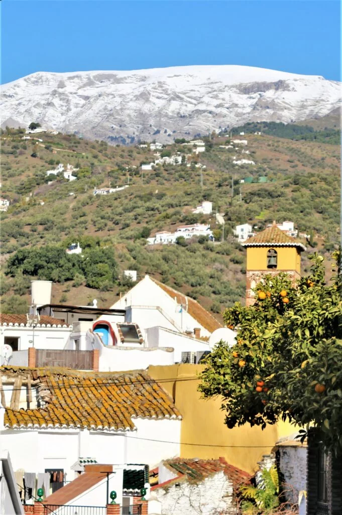 Archez con vista a la Maroma con nieve