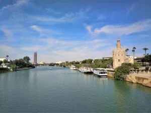 seville guadalquivir et torre del oro avec un guide en français