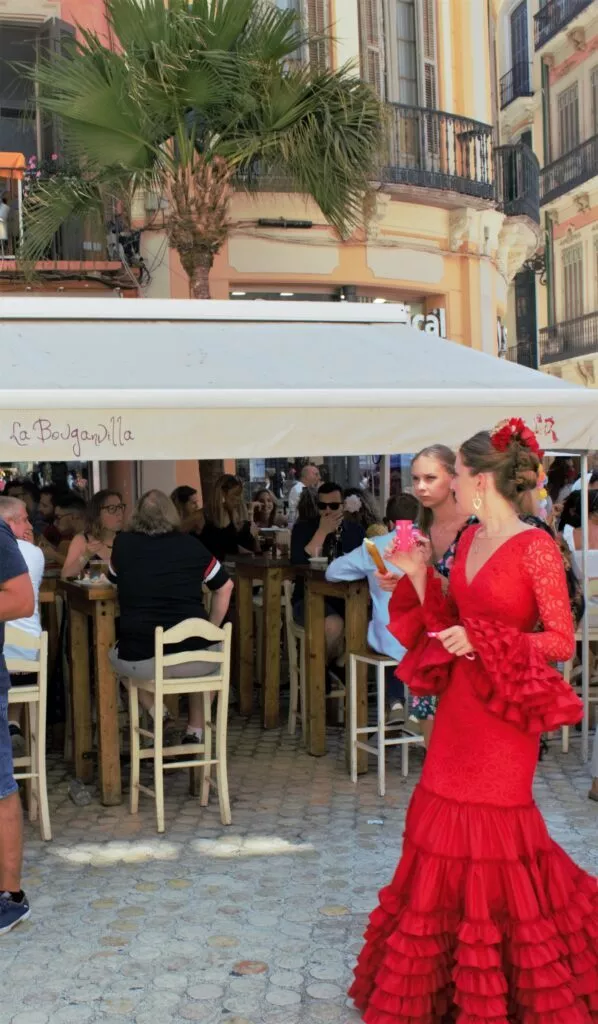 Malaga Feria mujeres con vestido de gitana