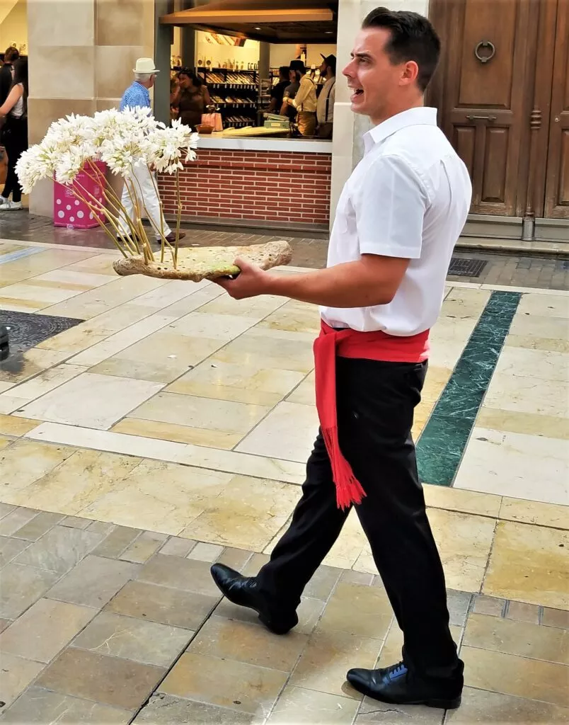 biznagero vendiendo biznaga sobre una penca durante la feria de malaga