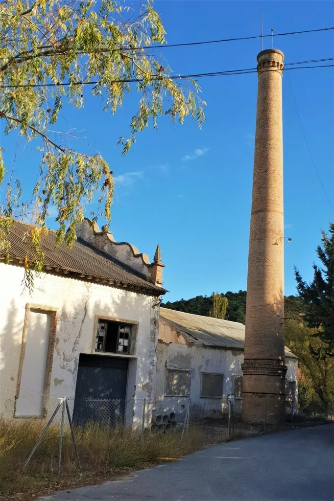 cheminea de la resinera de fornes en Arenas del Rey