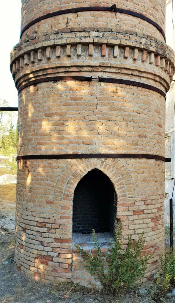 cheminea de la resinera de fornes en Arenas del Rey