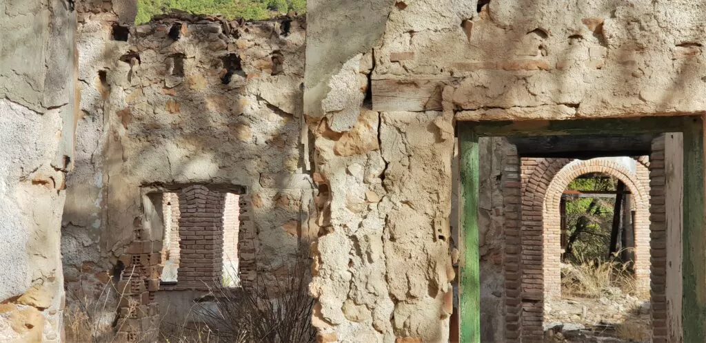 edificio de la guardia civil cerca de la resinera de fornes en Arenas del Rey