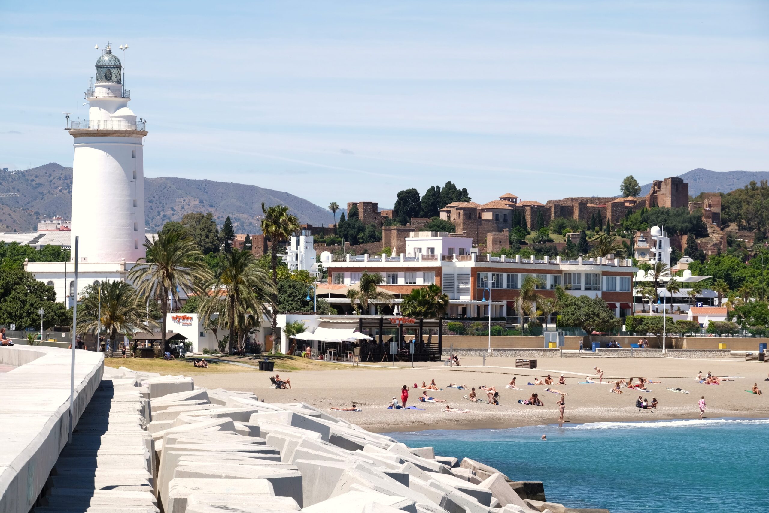 visiter-malaga-en-2-jours-que-voir-le-phare-la-farola-plage-de-la-malagueta-et-la-alcazaba