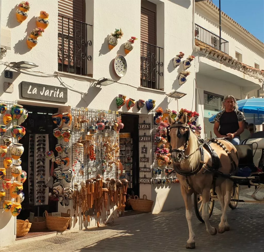 mijas-pueblo-calle-y-caballo