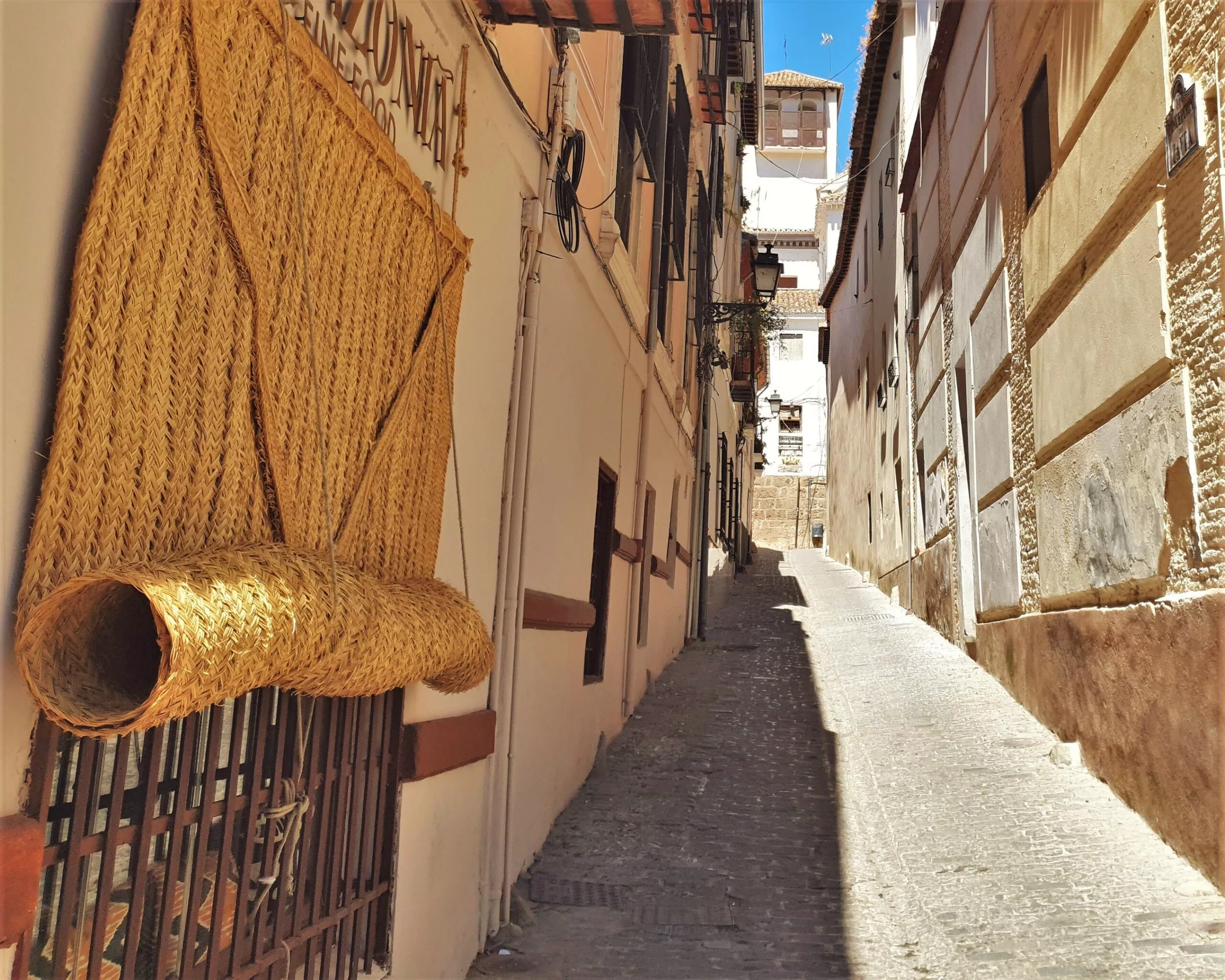 calle tipica albayzin granada