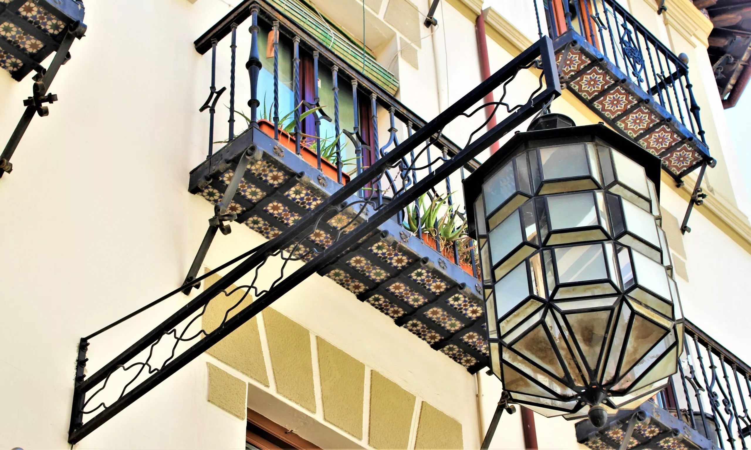 facade-rue-typique-albaicin-grenade