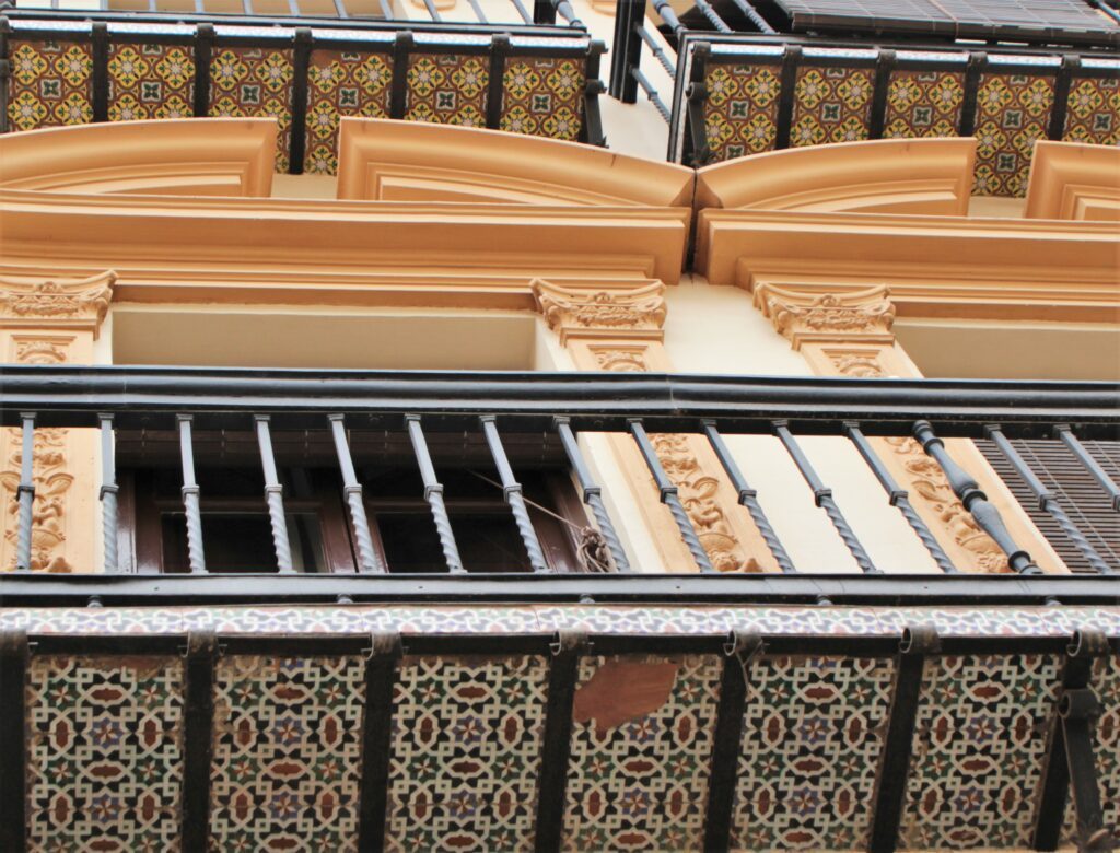 guadix-centro-ciudad-balcones-azulejos