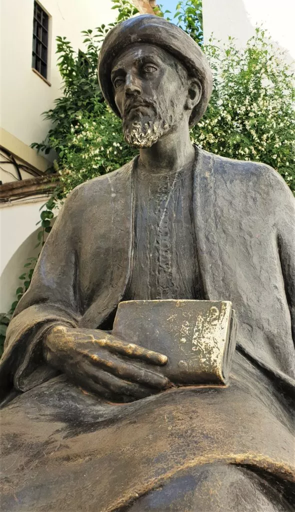 maimonides-statue-in-cordoba statue de maimonide à Cordoue