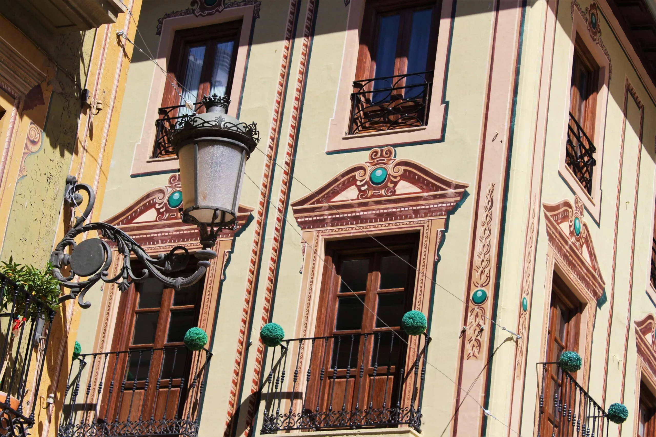 visit-granada-a-curious-facade