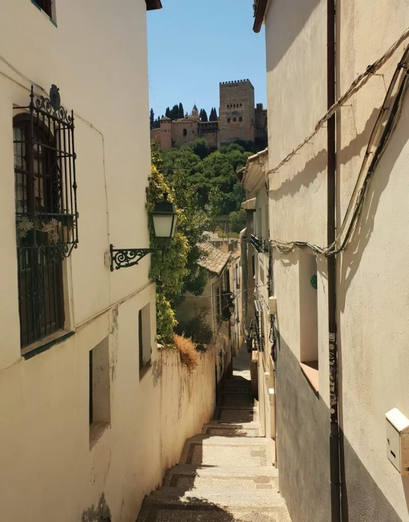 vue-sur-alhambra-depuis-une-rue-de-albaicin-grenade
