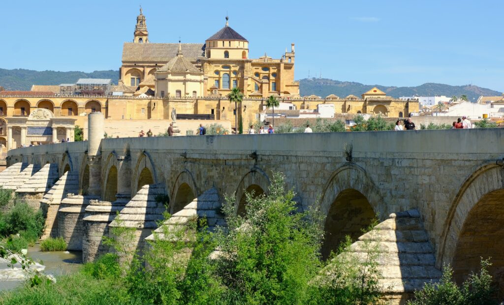 cordoue que voir le pont romain et la mezquita cathedrale