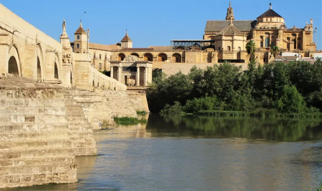 visiter-cordoue-vue-sur-le-pont-romain-avec-la-mosquee-cathedrale