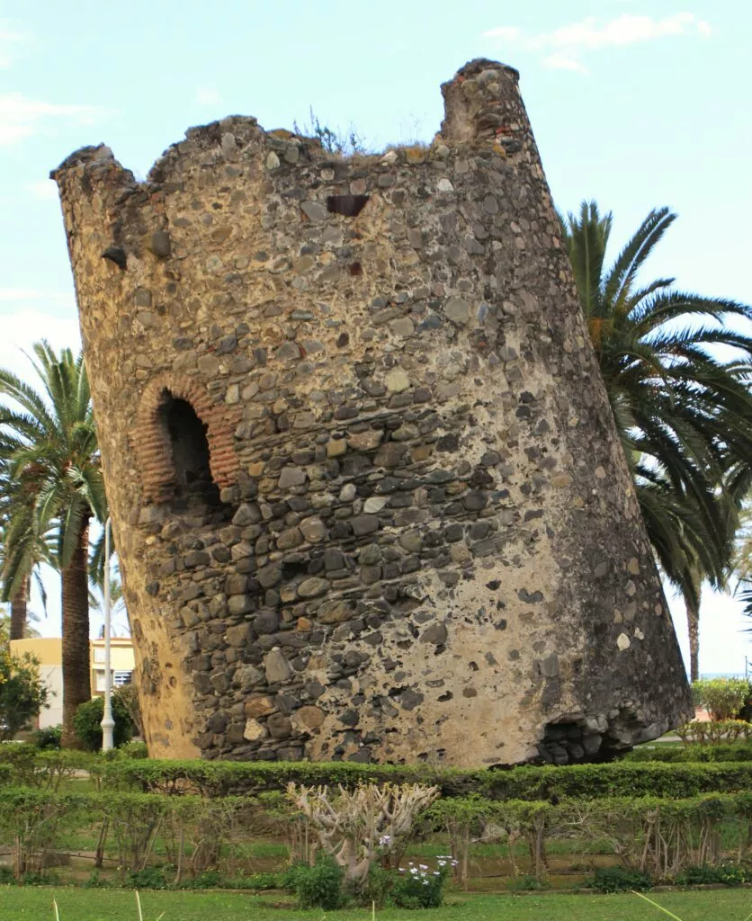 algarrobo-costa-torre-ladeada