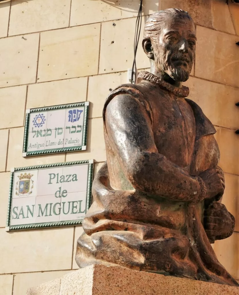 estatua-Luis-Barahona-de-Soto-poeta-de-lucena