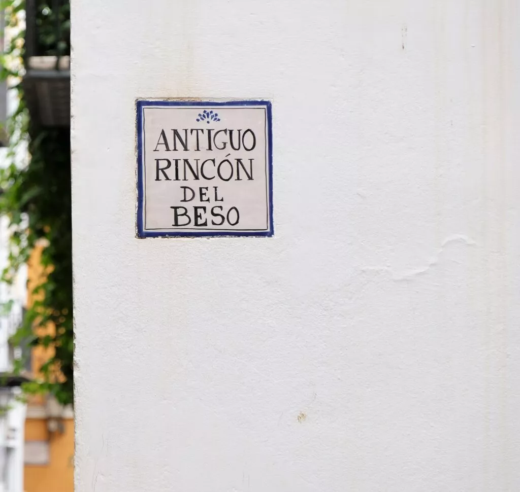 seville-unusual-street-calle-reinoso-calle-del-beso-kiss-street