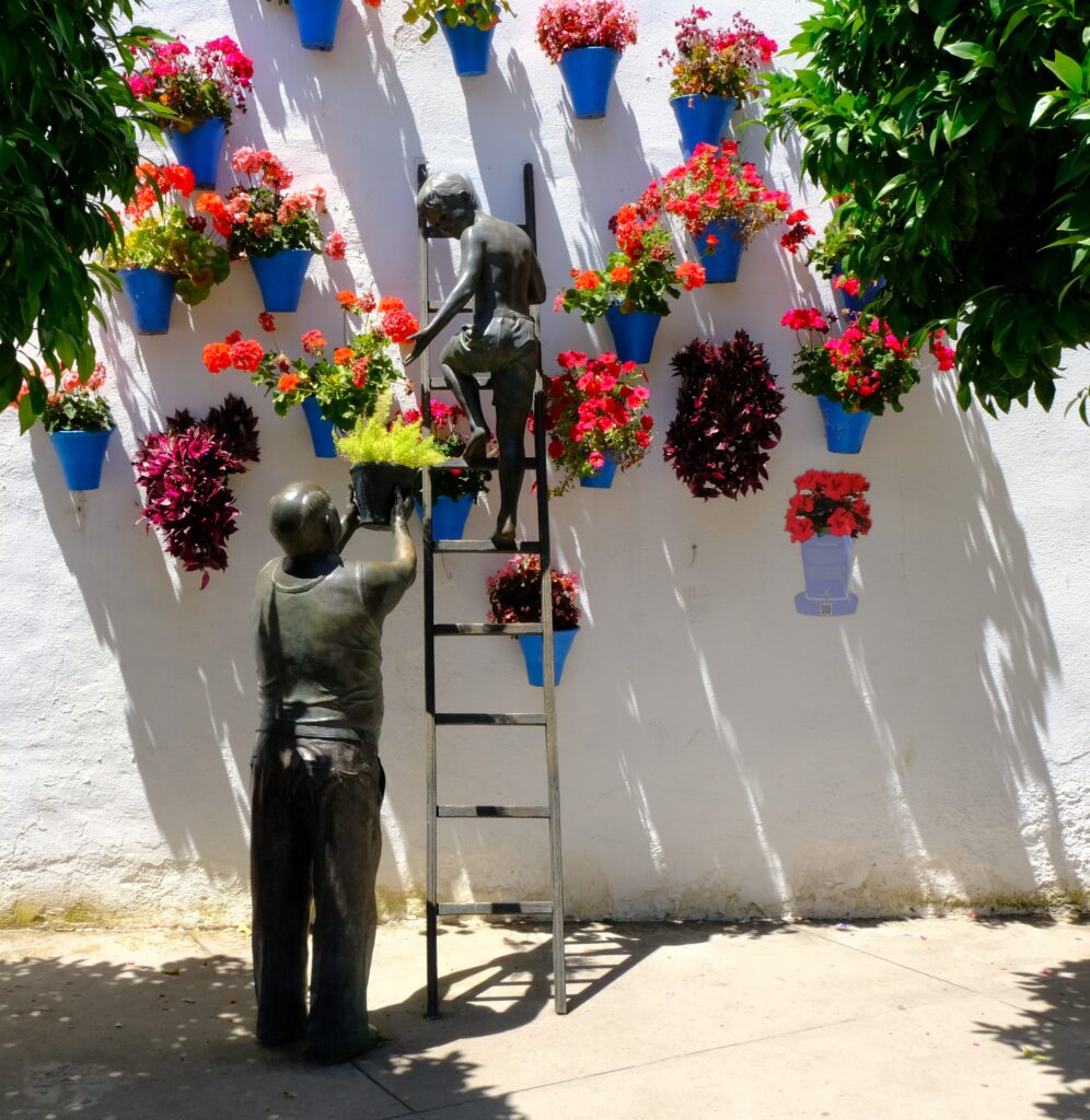 patios de cordoba escultura homenaje cuidadores d elos patios abuelo con niño
