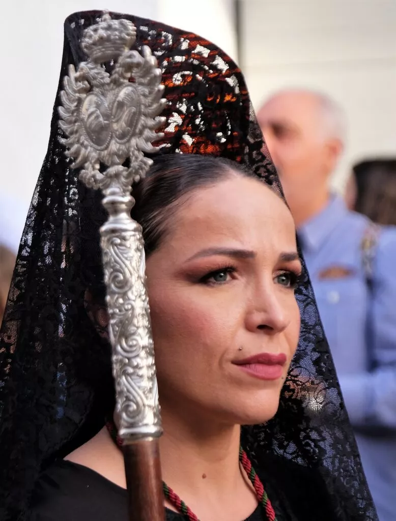 semana-santa-velez-malaga-mujer-con-mantilla