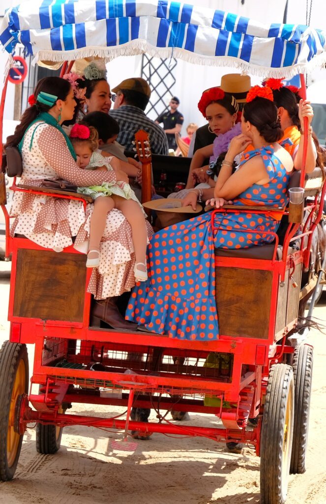 rocieros in una carrozza trainata da cavalli durante la romeria del Rocio