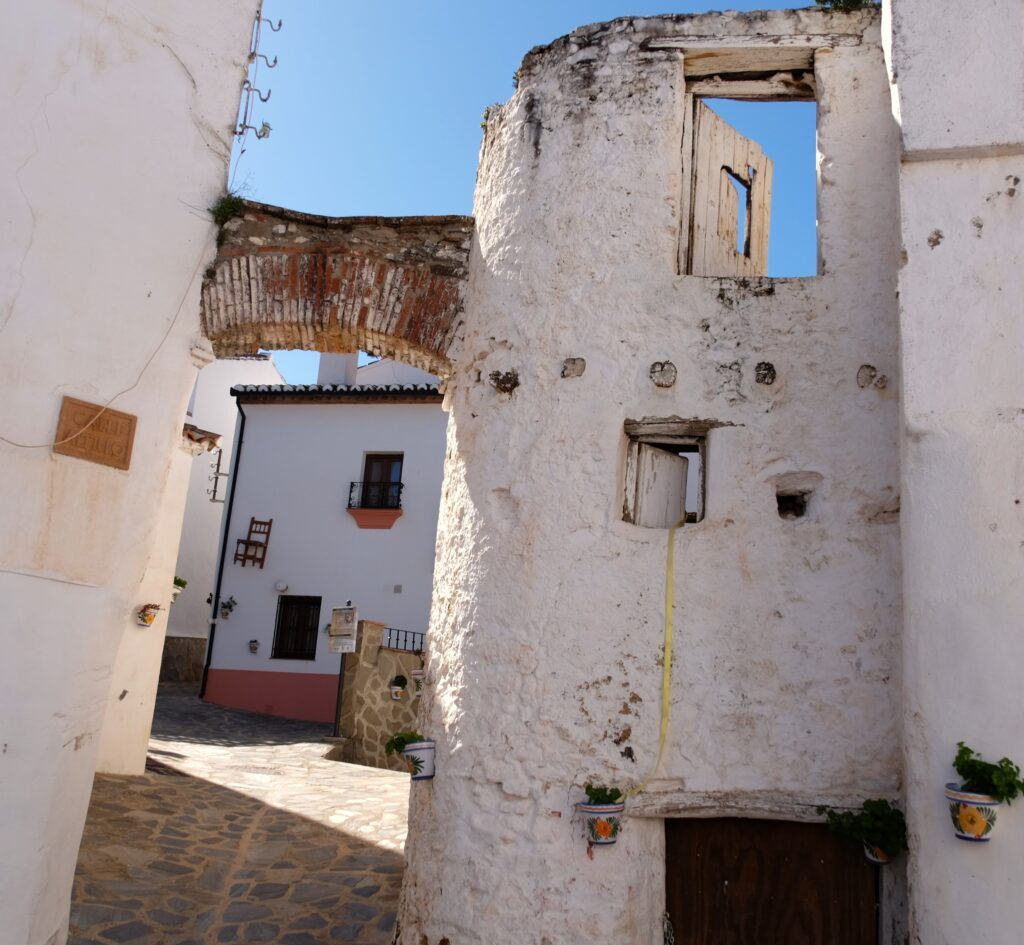 parauta-see-old-arch-and-castle-ruins