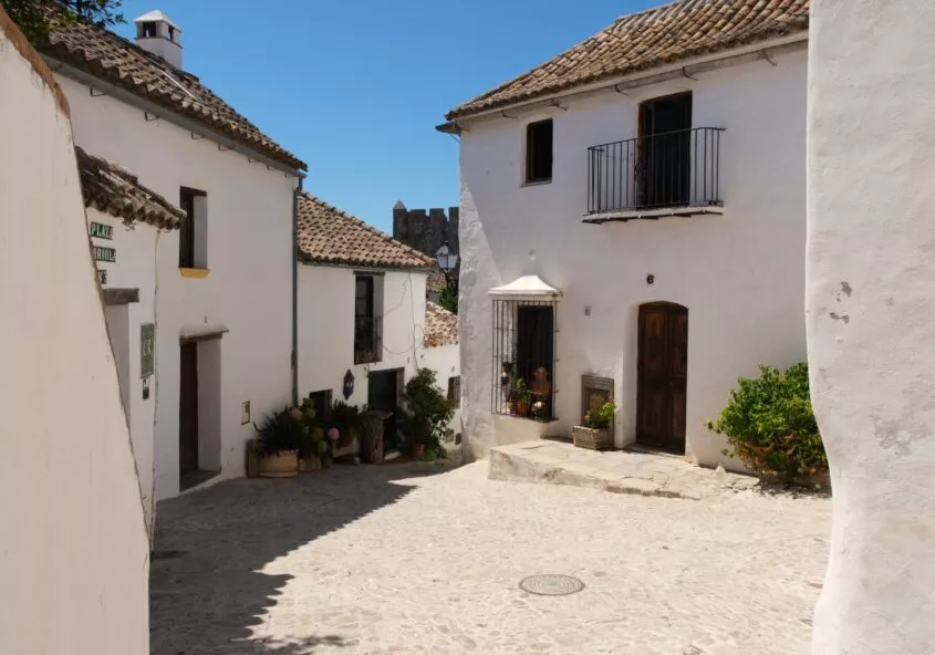visitar castellar de la frontera una pequeña plaza en el recinto amurallado