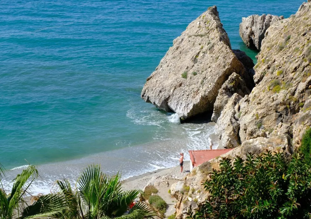nerja que ver la pequena playa de carabeillo