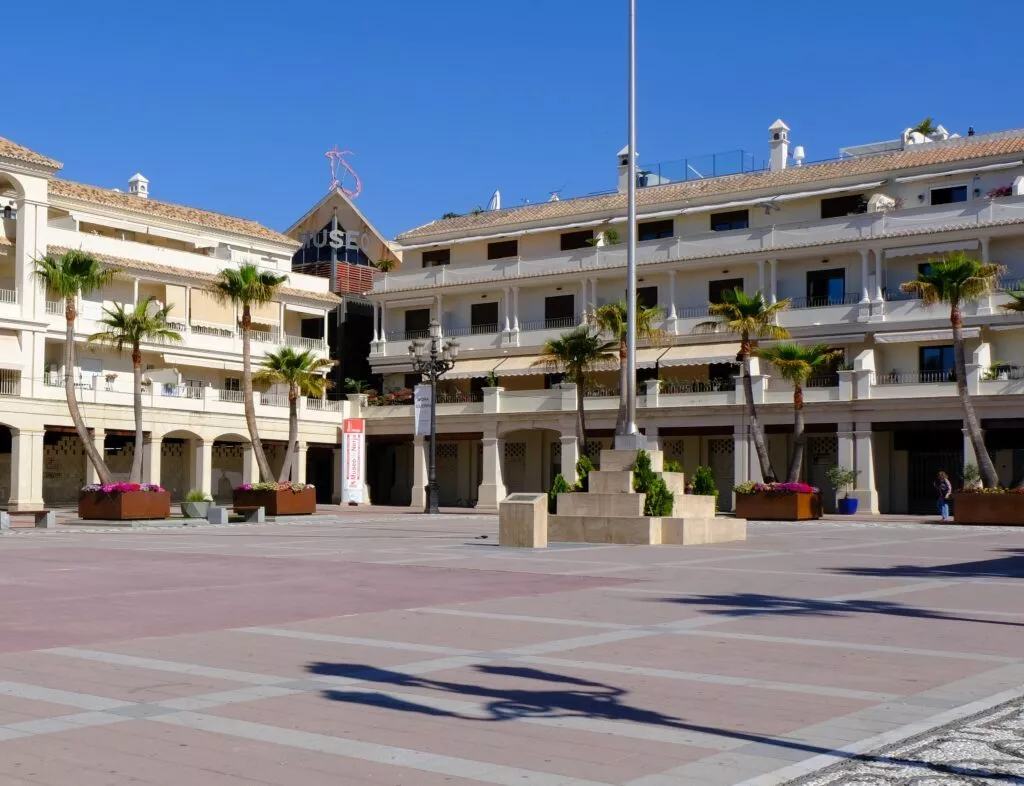 visiter nerja et voir le musée de nerja sur place d espagne
