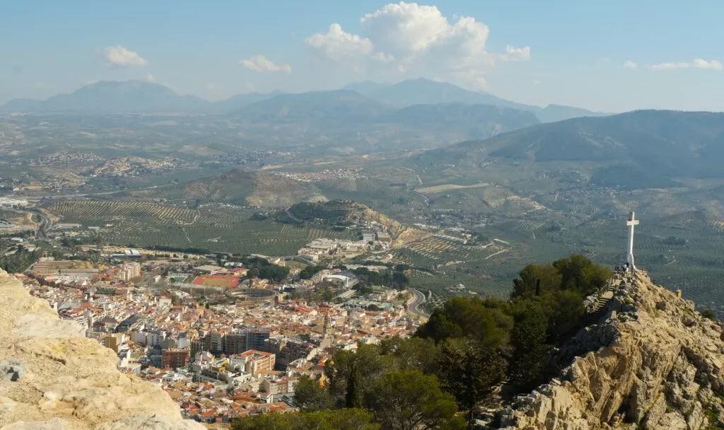 jaen que ver la santa cruz cerca del castillo