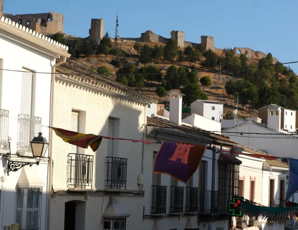 journees ecossaises de teba defile ecossais vue sur la ville teba et le chateau