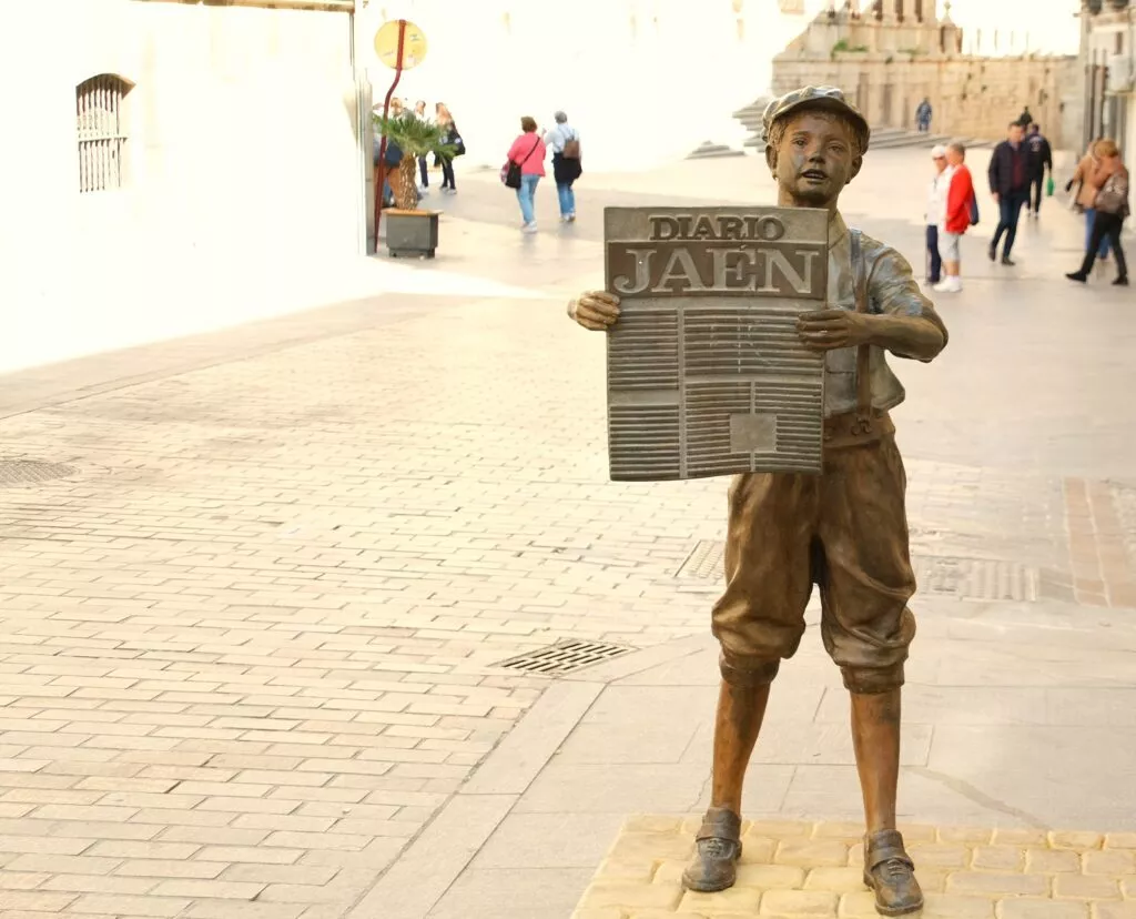 que ver en jaen joven vendiendo el diario de jaen