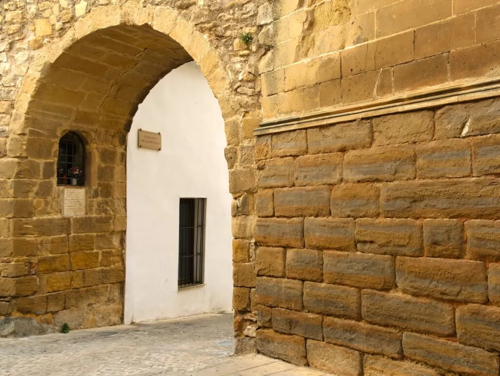 baeza que ver rastros de la antigua muralla y de sus puertas epoca almohad