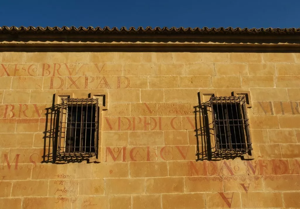 baeza que ver seminario san felipe neri con escrituras en la fachada