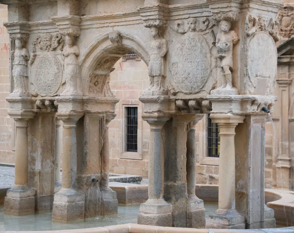 baeza que visitar que ver la fuente plaza santa maria