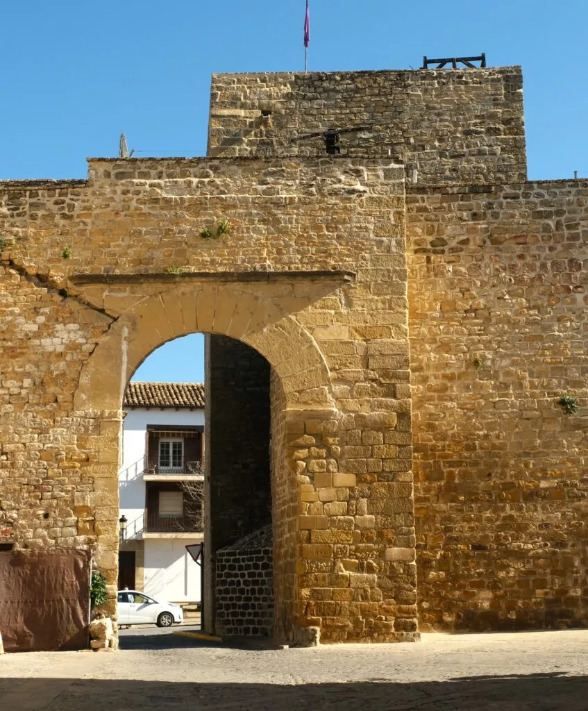 baeza que voir et visiter la puerta de Ubeda avec tour et muraille