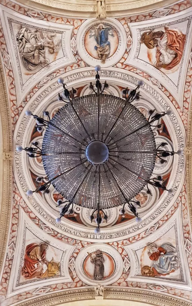 baeza que voir et visiter le lustre de la cathedrale de baeza