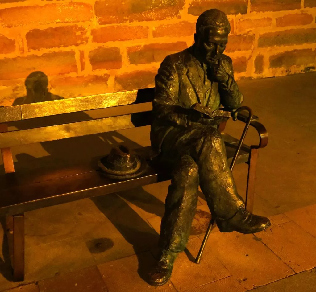 baeza que voir sculpture antonio machado sur un banc calle san pablo