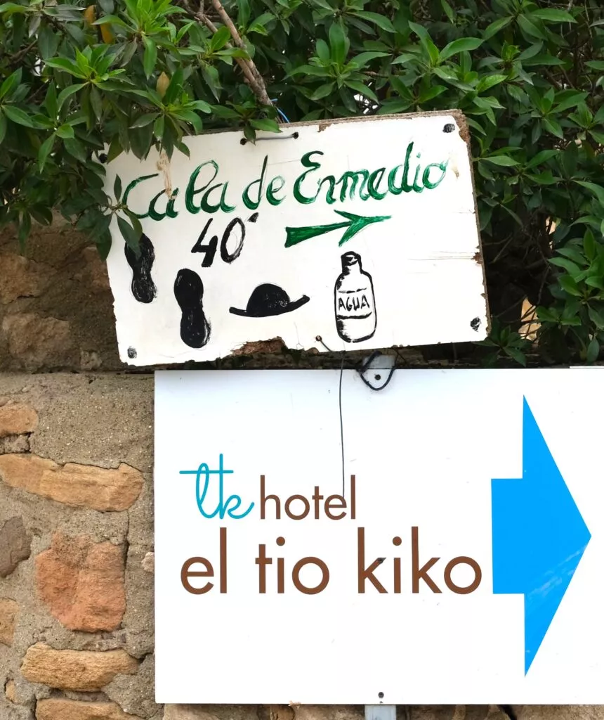 cala de enmedio panneau qui indique le chemin pour y aller depuis agua amarga