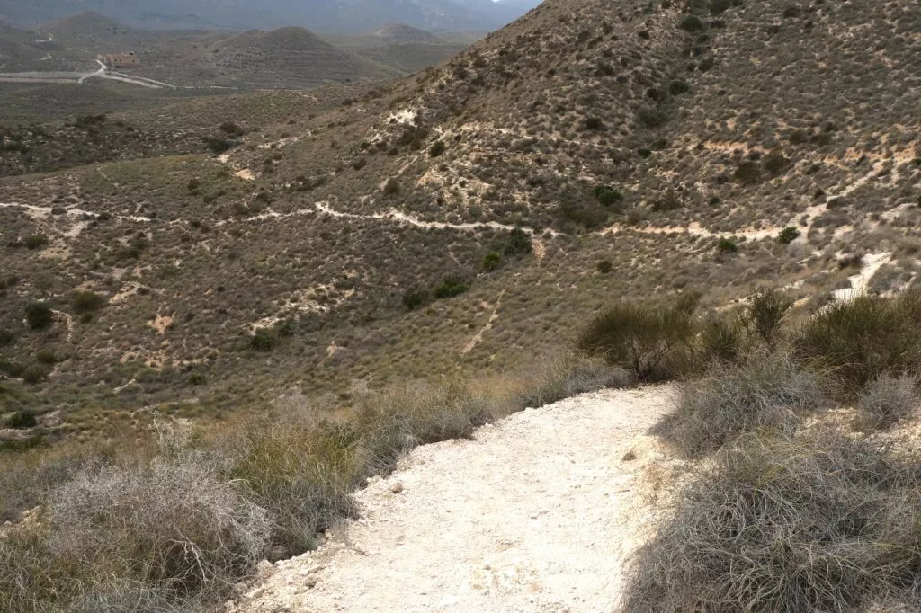 chemin de randonnee qui mene a la plage cala de enmedio